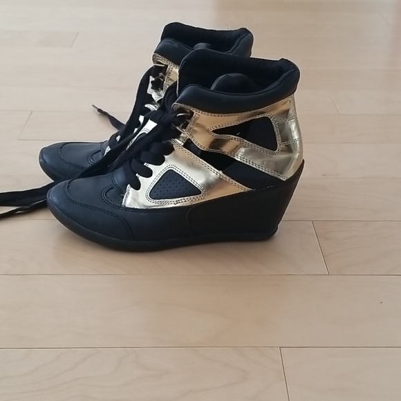 Forever 21 black and gold kickers - Picture 1 of 3